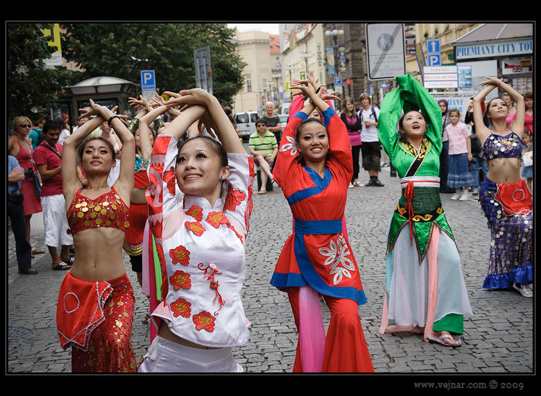 prague04 dancing Chinese